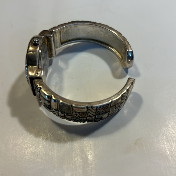 Silver toned bracelet watch vintage style intricate design new battery - Picture 2 of 8